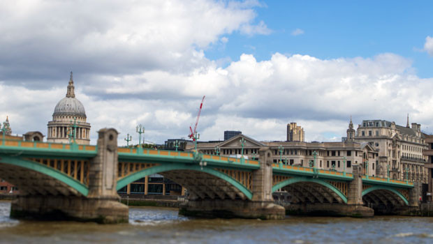 dl city of london st pauls millennium bridge river thames financial district square mile finance markets trading 2 pb
