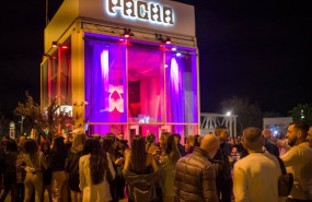 ep archivo   algunas personas hacen cola frente a la discoteca pacha de basrcelona