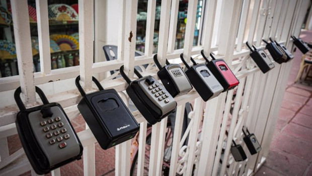 ep archivo   candados de viviendas de uso turistico en una centrica calle del casco antiguo