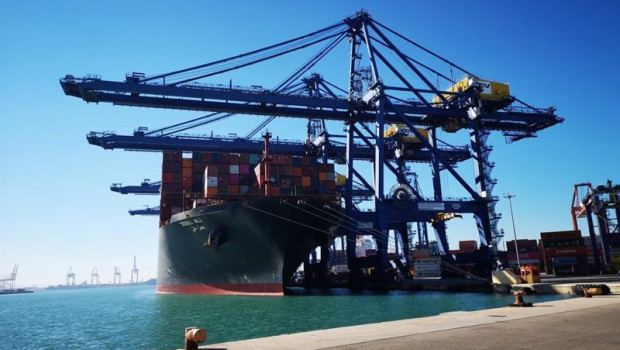 ep archivo   carga y descarga de contenedores de exportacion en el puerto de valencia