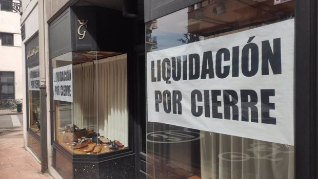 ep archivo   cierre de comercio en oviedo crisis economica