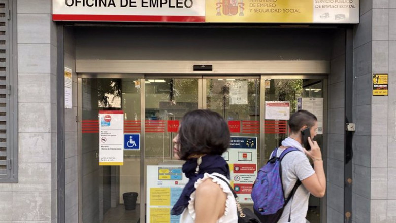 ep archivo dos jovenes pasando por delante de una oficina de empleo ep archivo dos jovenes pasando por delante de una oficina de empleo