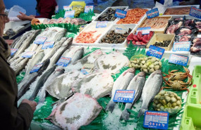 ep archivo mostrador de una pescaderia en el mercado de prosperidad ep archivo mostrador de una pescaderia en el mercado de prosperidad