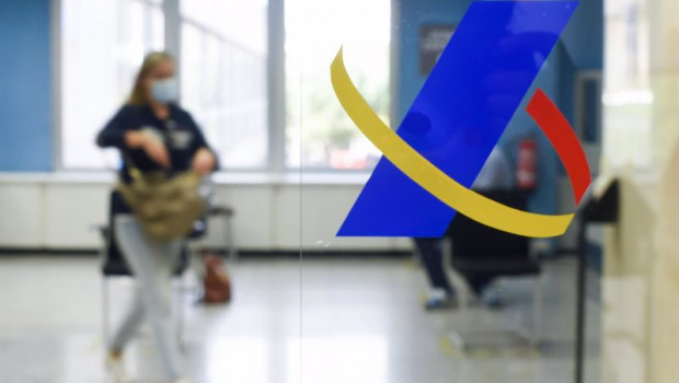 ep archivo   simbolo de la agencia tributaria en una de las oficinas de la agencia estatal de la