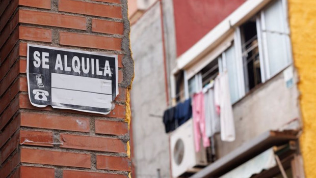 ep archivo   un cartel de se alquila en un edificio de viviendas de madrid