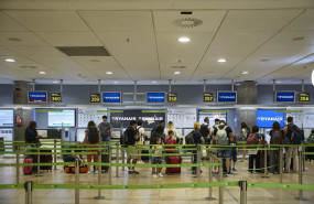 ep archivo   un grupo de personas en un puesto de facturacion de ryanair en el aeropuerto adolfo