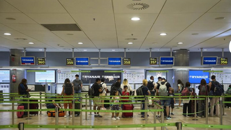 Archivo - Un grupo de personas en un puesto de facturación de Ryanair en el Aeropuerto Adolfo Suárez Madrid-Barajas, a 23 de agosto de 2025, Madrid (España). | Jesús Hellín - Europa Press - Archivo ep archivo un grupo de personas en un puesto de facturacion de ryanair en el aeropuerto adolfo