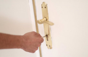 ep archivo   un hombre abriendo la puerta de su nueva vivienda