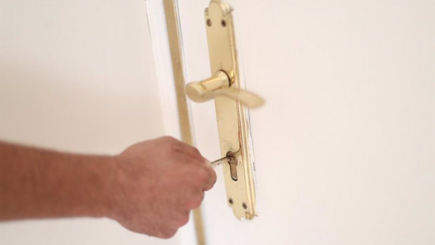 ep archivo   un hombre abriendo la puerta de su nueva vivienda