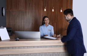 ep archivo   un turista se registra a la entrada en un hotel