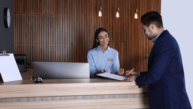 ep archivo   un turista se registra a la entrada en un hotel