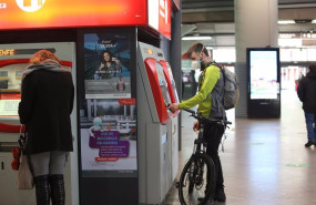 ep archivo   un viajero con bicicleta adquiere un billete en un dispensador en la estacion de atocha