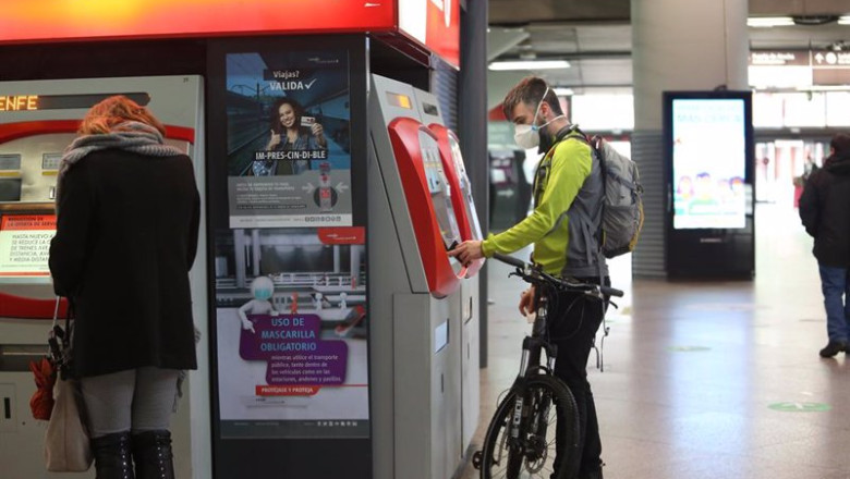 ep archivo un viajero con bicicleta adquiere un billete en un dispensador en la estacion de atocha ep archivo un viajero con bicicleta adquiere un billete en un dispensador en la estacion de atocha