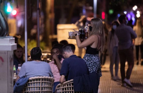 ep archivo   una camarera atiende a varias personas en la terraza de un bar de copas en sevilla