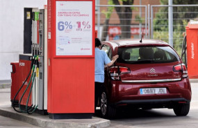 ep archivo   una mujer repostando en una gasolinera a 12 de mayo de 2022 en madrid espana