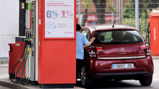 ep archivo   una mujer repostando en una gasolinera a 12 de mayo de 2022 en madrid espana