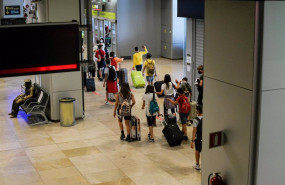 ep archivo   varias personas en la terminal t1 del aeropuerto adolfo suarez madrid barajas