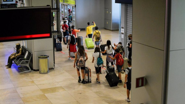 ep archivo   varias personas en la terminal t1 del aeropuerto adolfo suarez madrid barajas