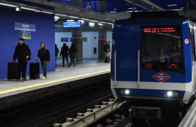 ep archivo   varias personas esperan a coger la linea 1 del metro en la estacion de atocha
