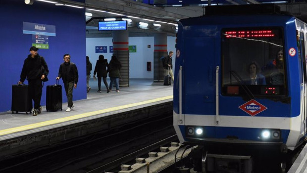 ep archivo   varias personas esperan a coger la linea 1 del metro en la estacion de atocha