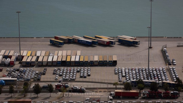 ep archivo   vista general de contenedores en el muelle de descarga del puerto de barcelona en