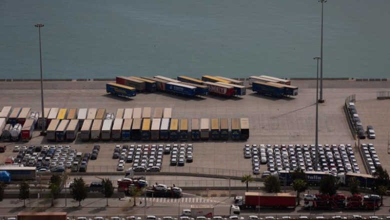 ep archivo   vista general de contenedores en el muelle de descarga del puerto de barcelona en