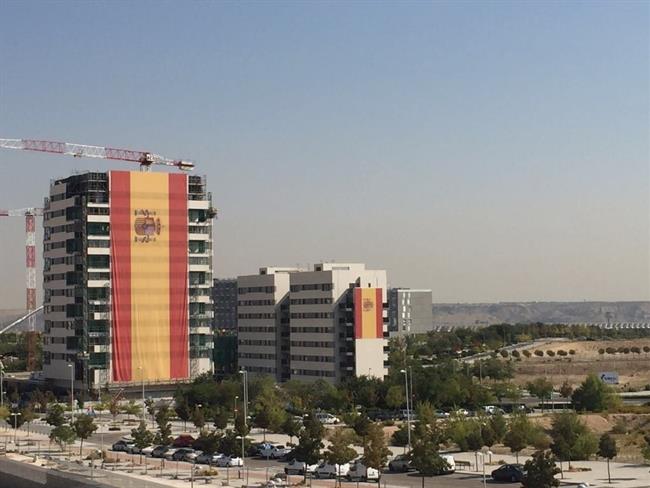 Bandera de España gigante sobre la fachada de Valenor | VALENOR ep banderaespana gigantela fachadavalenor