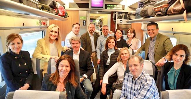 Cifuentes viaja en el AVE dirección a Sevilla | @CRISTINACIFUENTES ep cifuentes viajaave direccionsevilla