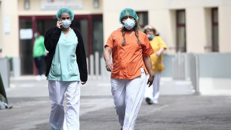 Dos sanitarias protegidas con mascarilla y gorro caminan cerca del Hospital de campaña en las inmediaciones de las Urgencias del Gregorio Marañón para la lucha contra el coronavirus, en Madrid (España) a 6 de abril de 2020. | Eduardo Parra - Europa Press ep dos sanitarias protegidas con mascarilla y gorro caminan cerca del hospital de campana en las