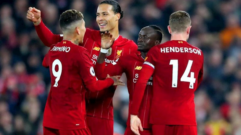 El delantero del Liverpool Sadio Mane celebra junto a Roberto Firmino, Virgil van Dijk y Jordan Henderson el tanto de la victoria contra el Wolverhampton Wanderers en Anfield | Nick Potts/PA Wire/dpa ep el delantero del liverpool sadio mane celebra junto a roberto firmino virgil van dijk y jordan