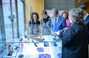 ep el ministro de ciencia innovacion y universidades pedro duque visitando la exposicion mujeres