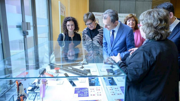 ep el ministro de ciencia innovacion y universidades pedro duque visitando la exposicion mujeres