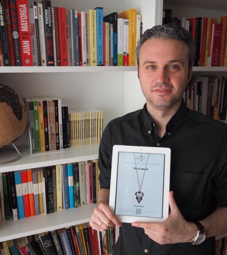 ep el periodista alfredo matilla posa con la portada de por si acaso su debut literario ep el periodista alfredo matilla posa con la portada de por si acaso su debut literario