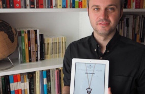 ep el periodista alfredo matilla posa con la portada de por si acaso su debut literario