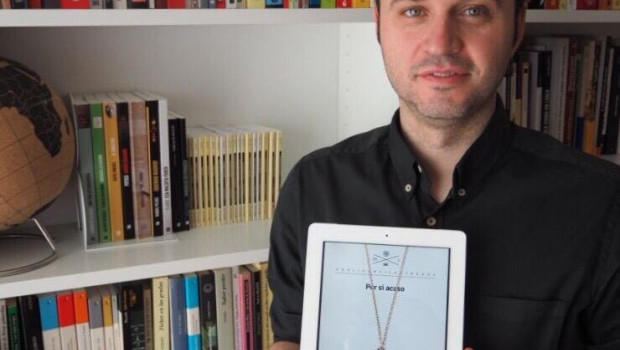 ep el periodista alfredo matilla posa con la portada de por si acaso su debut literario