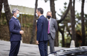 ep el presidente del gobierno pedro sanchez d saluda a su llegada al acto de clausura del ii foro la