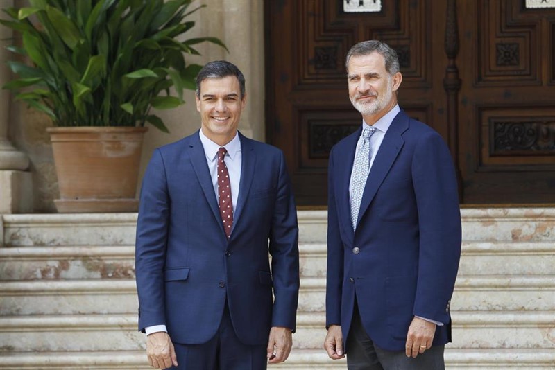 https://img5.s3wfg.com/web/img/images_uploaded/d/7/ep_el_rey_felipe_vi_recibe_al_presidente_del_gobierno_en_funciones_pedro_sanchez_en_el_palacio_de.jpg