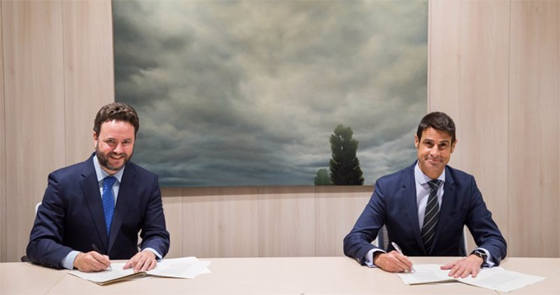 Iker Beraza (Sareb) y Daniel Caballero (CaixaBank), durante la firma del acuerdo. | CAIXABANK ep iker beraza sareb y daniel caballero caixabank durante la firma del acuerdo
