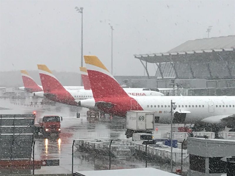 ep imagen del aeropuerto de barajas durante el temporal de nieve