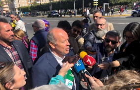 ep juan carlos campo atiente a la prensa en cadiz antes de la manifestacion del 8m