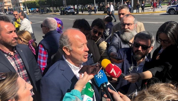 ep juan carlos campo atiente a la prensa en cadiz antes de la manifestacion del 8m