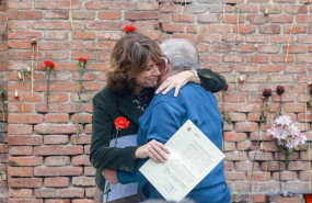ep la ex ministra de justicia dolores delgado entrega una declaracion de reparacion a la familia de