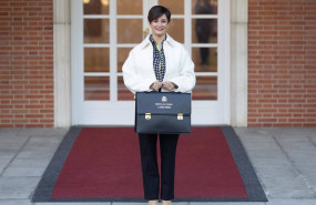 ep la ministra de vivienda y agenda urbana isabel rodriguez posa con su cartera a su llegada a la