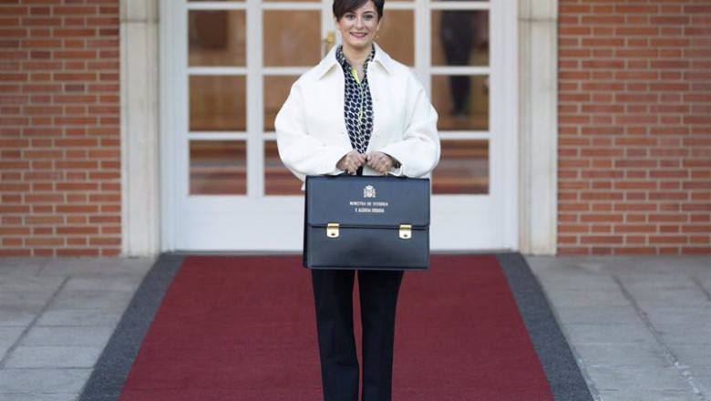 ep la ministra de vivienda y agenda urbana isabel rodriguez posa con su cartera a su llegada a la ep la ministra de vivienda y agenda urbana isabel rodriguez posa con su cartera a su llegada a la