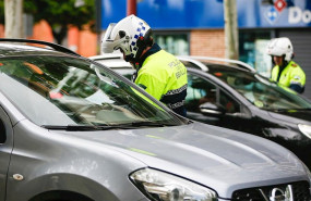 ep la policia local de sevilla efectuando un control de autobuses para que los ciudadanos respeten
