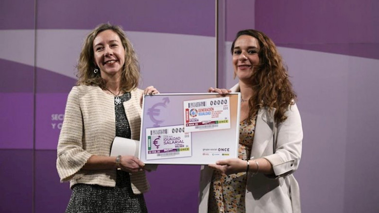 La vicepresidenta de la ONCE, Patricia Sanz (izq), posa junto a la secretaría de Estado de Igualdad, Noelia Vera (dch). | Óscar Cañas - Europa Press ep la vicepresidenta de la once patricia sanz izq posa junto a la secretaria de estado de igualdad