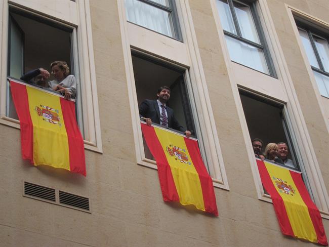 López Miras, en el centro, despliega la bandera | EUROPA PRESS ep lopez miras encentro despliegabandera