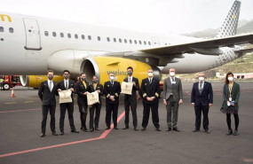 ep miembros de la tripulacion de vueling con felipe sanchez director del aeropuerto de la palma y