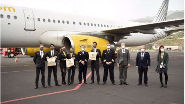 ep miembros de la tripulacion de vueling con felipe sanchez director del aeropuerto de la palma y