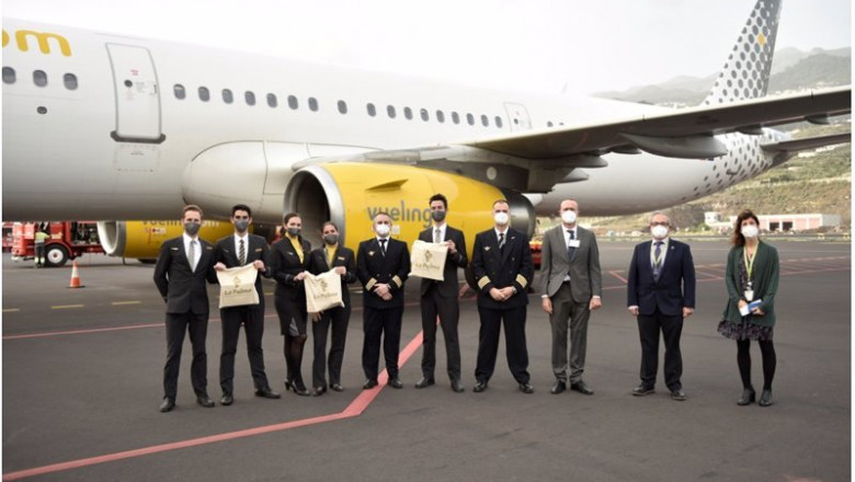 ep miembros de la tripulacion de vueling con felipe sanchez director del aeropuerto de la palma y